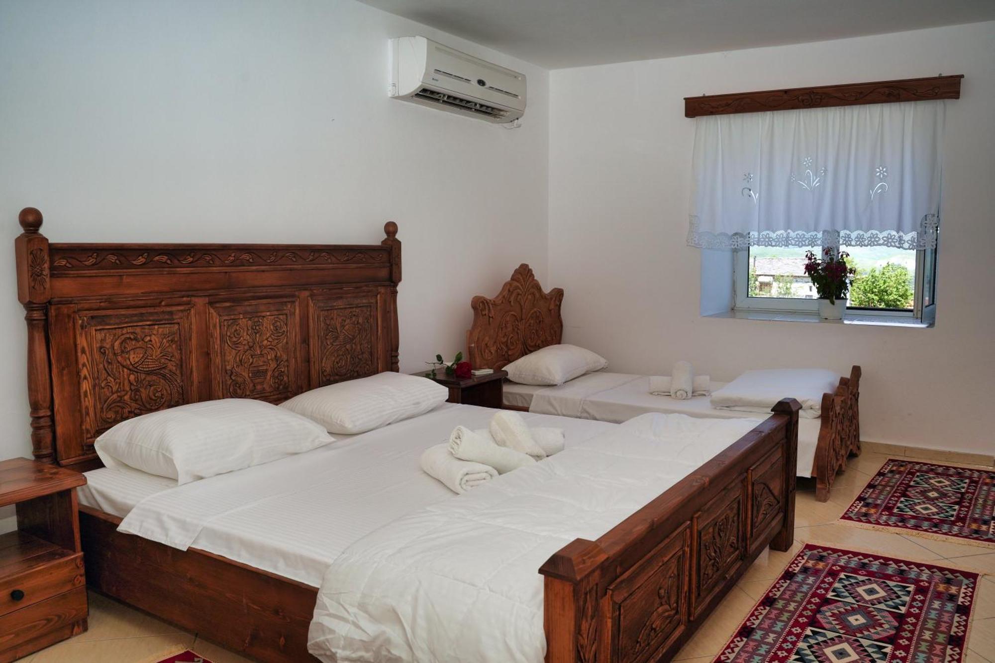 Guri Guesthouse Gjirokastër Extérieur photo