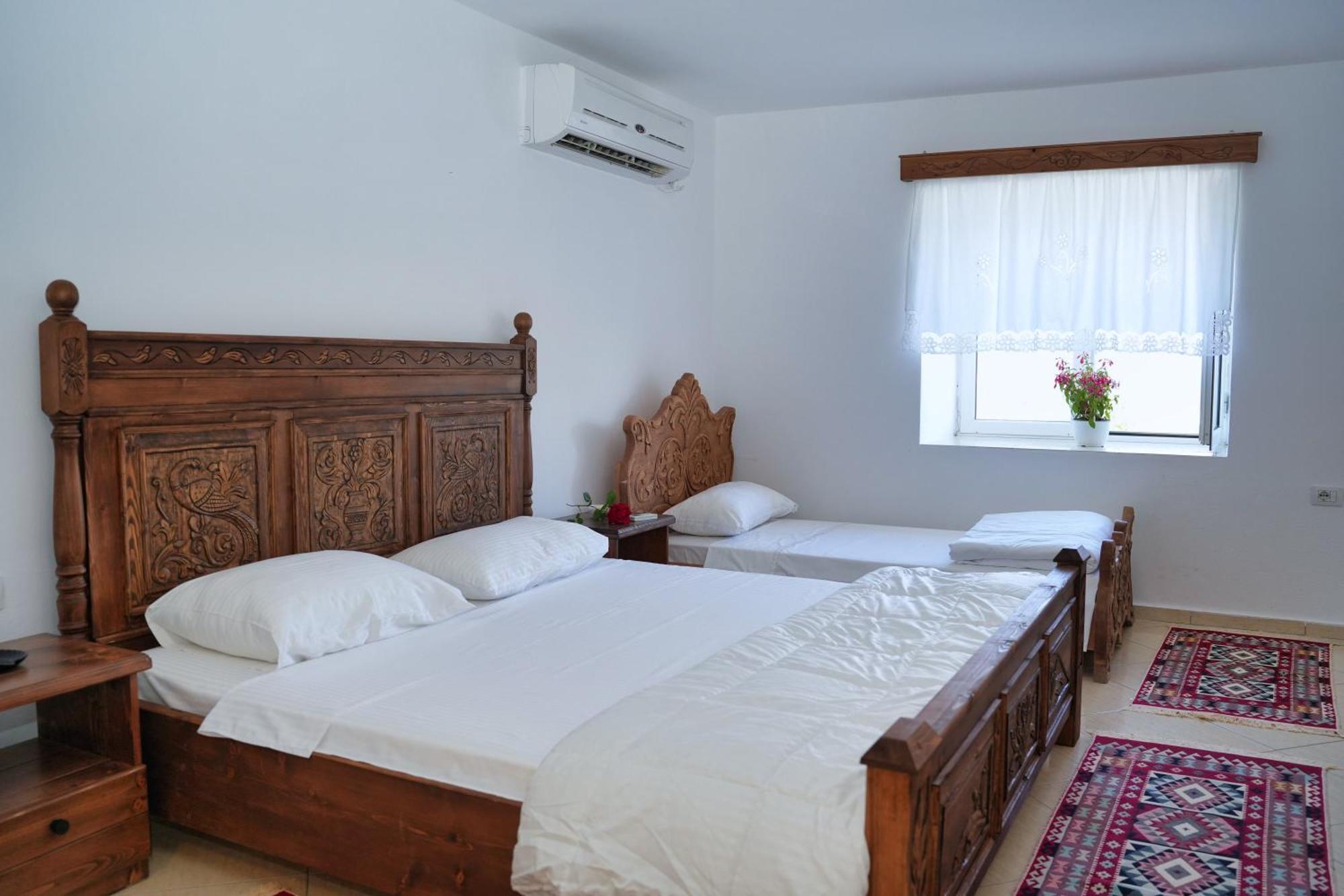 Guri Guesthouse Gjirokastër Extérieur photo