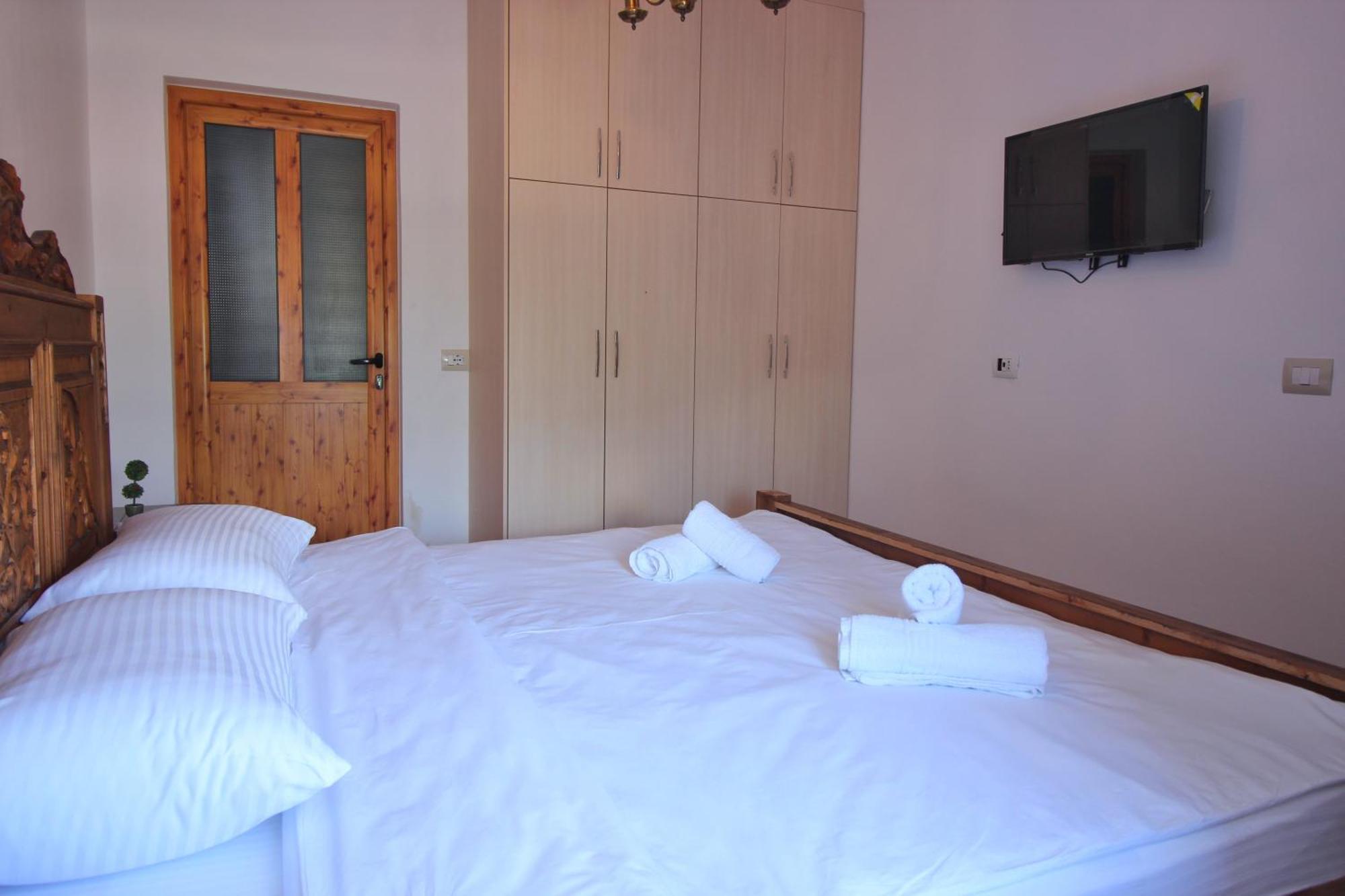 Guri Guesthouse Gjirokastër Extérieur photo